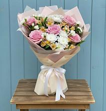 Букет цветов из:  Гвоздики, Орхидеи и Розы в Тахтамукай