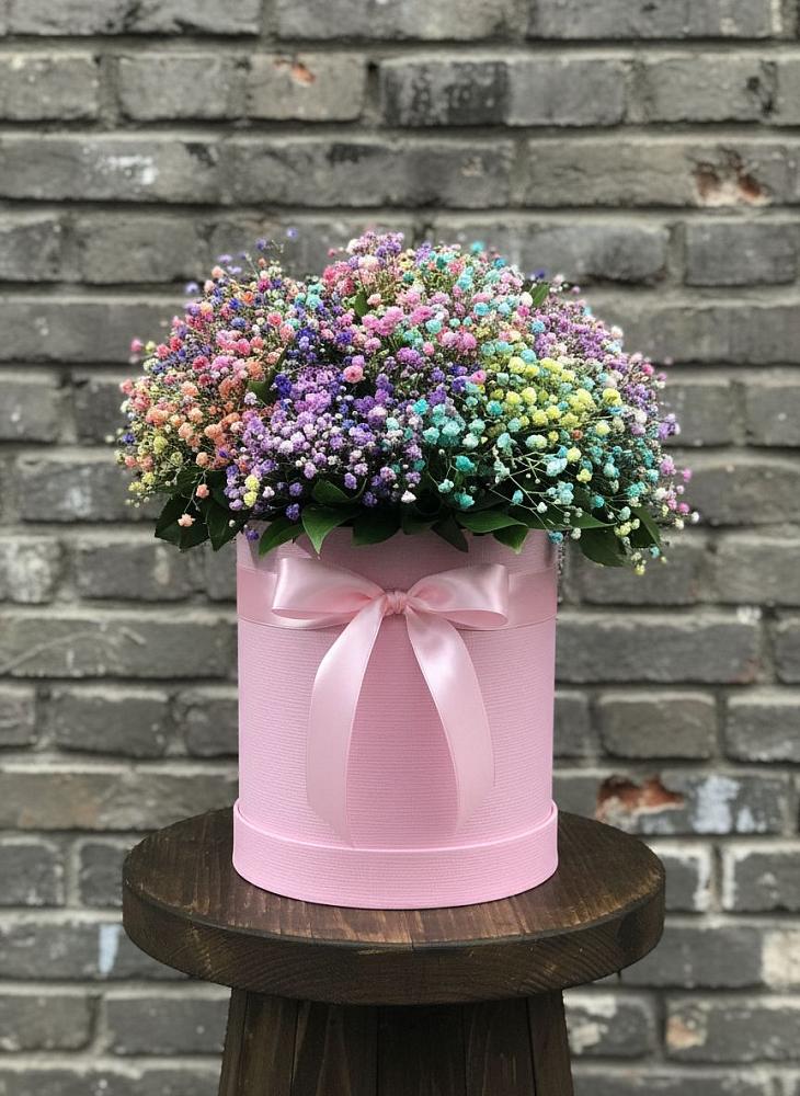 Цветочная композиция из Гипсофила и Розы в шляпной коробке в Тахтамукай