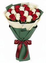 Букет Микс из красных и белых роз в Тахтамукай