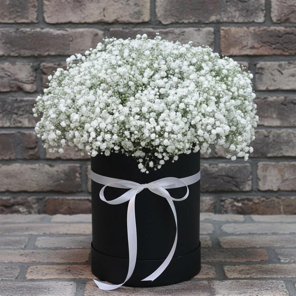 Цветочная композиция из Гипсофила в шляпной коробке в Тахтамукай