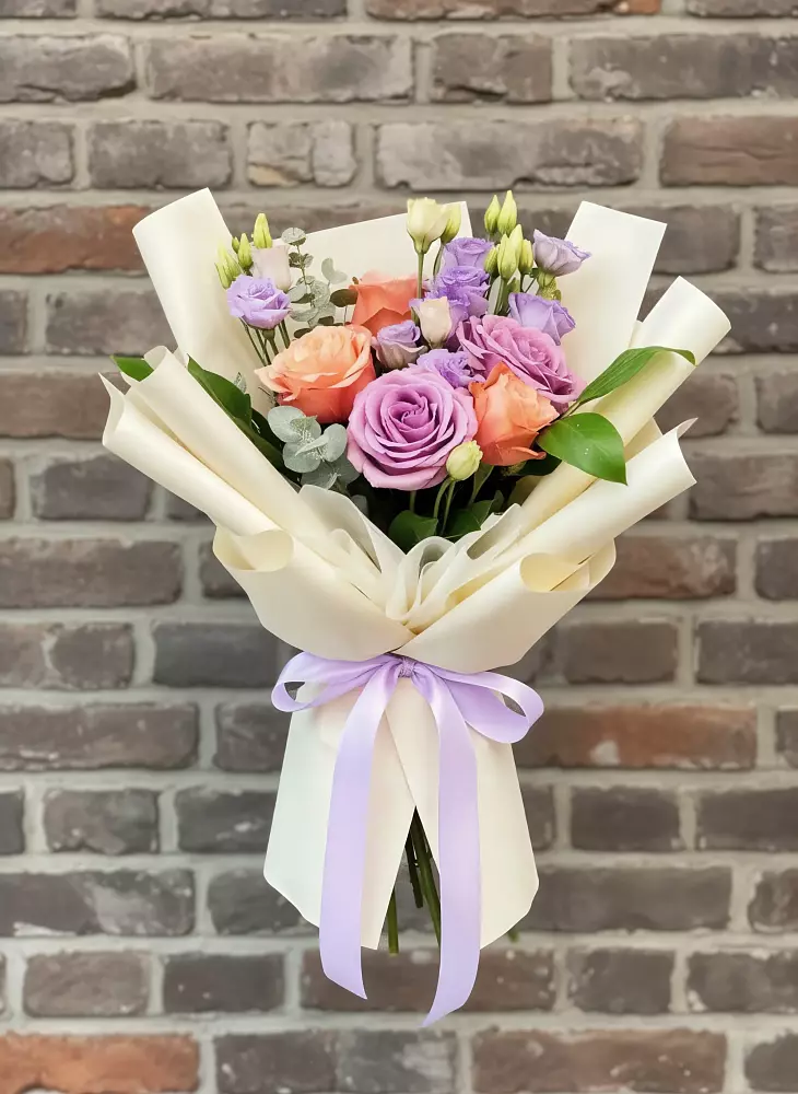 Букет цветов из: Лизиантусы и Розы в Тахтамукай