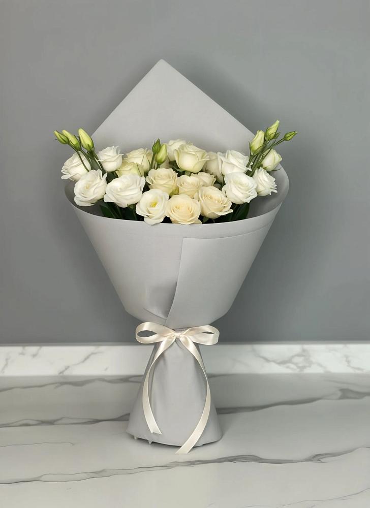 Букет цветов из: Розы и Лизиантусы в Тахтамукай