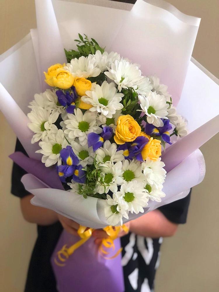 Букет цветов из: Ирисы, Хризантемы и Розы в Тахтамукай