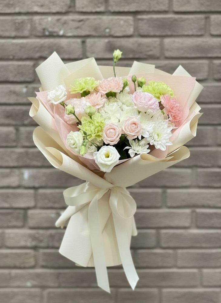 Букет цветов из: Гвоздики, Розы, Лизиантусы и Хризантемы в Тахтамукай