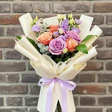 Букет цветов из:  Лизиантусы и Розы в Тахтамукай