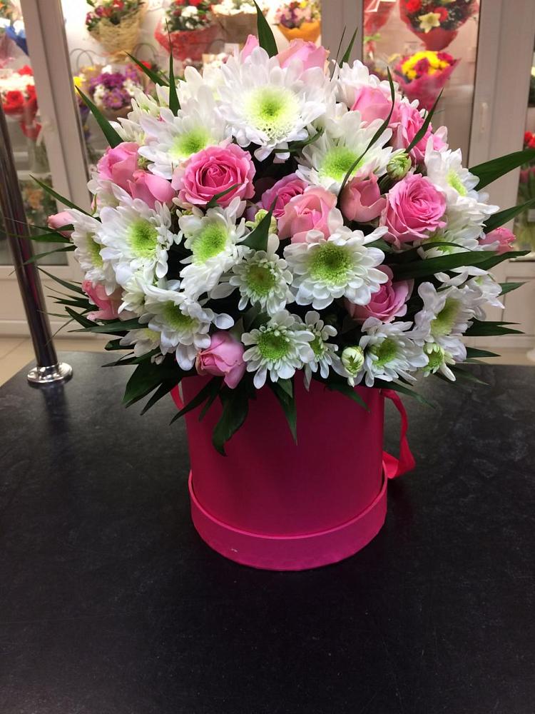 Цветочная композиция из Розы и Хризантемы в шляпной коробке в Тахтамукай