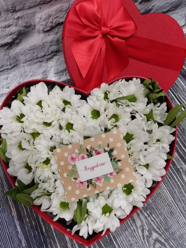 Цветочная композиция из Хризантемы в виде сердца в Тахтамукай