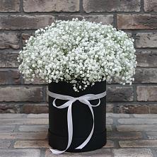 Цветочная композиция из Гипсофила в шляпной коробке в Тахтамукай