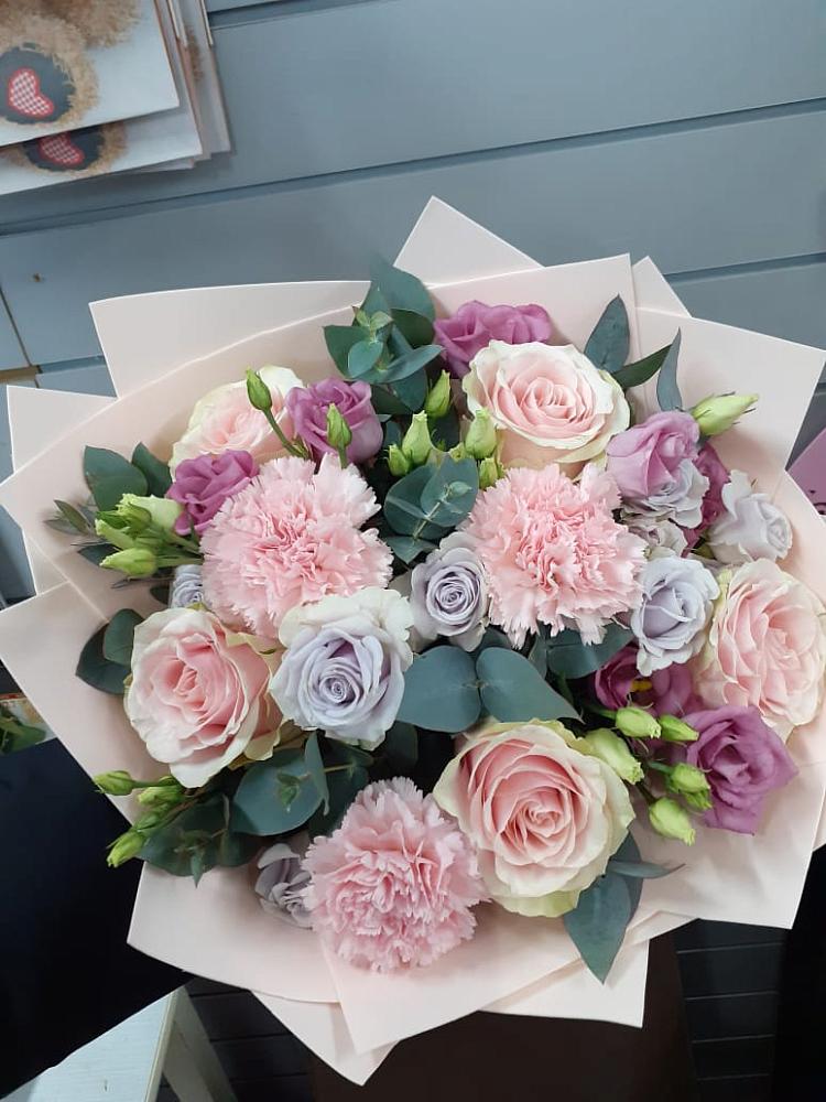 Букет цветов из: Розы, Гвоздики и Лизиантусы в Тахтамукай