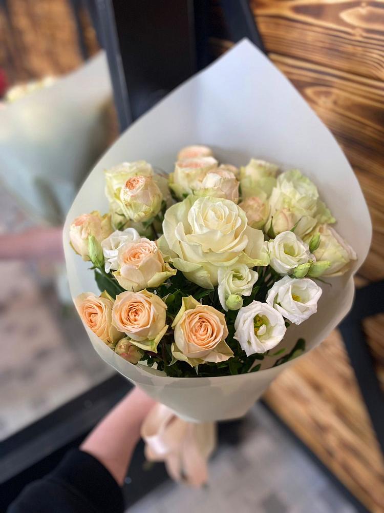 Букет цветов из: Розы и Лизиантусы в Тахтамукай